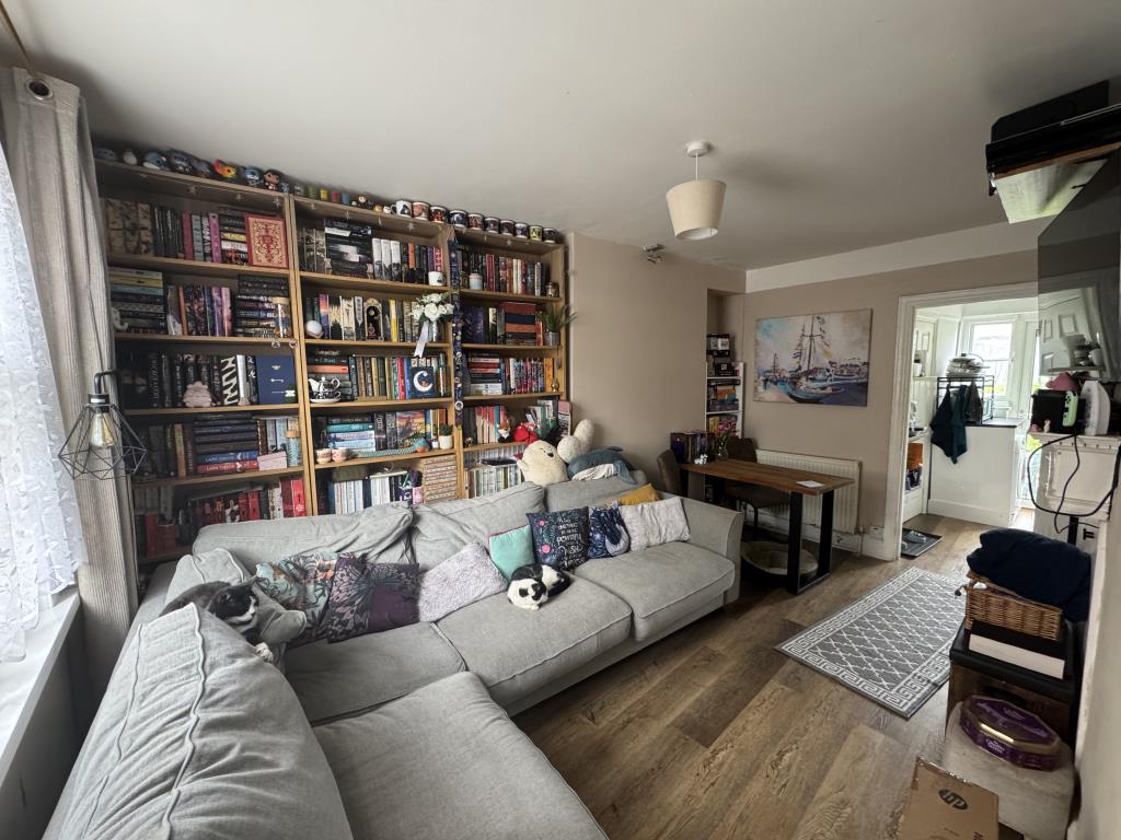 Lot: 43 - MID-TERRACE HOUSE FOR OCCUPATION OR INVESTMENT - Living room